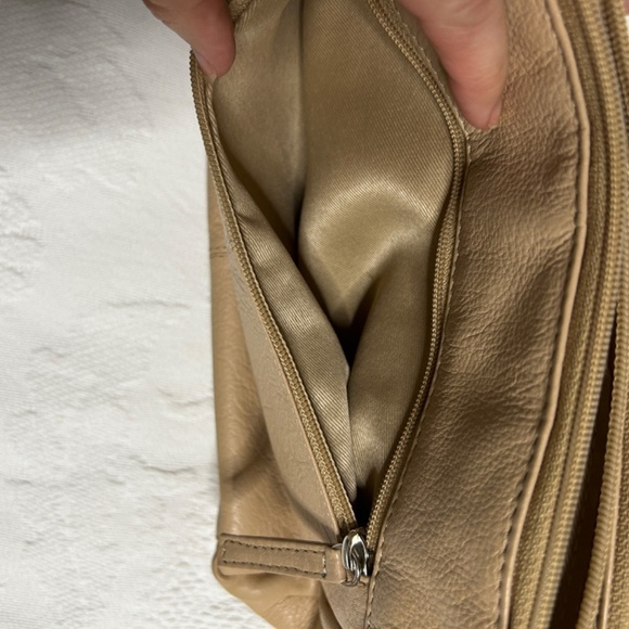 Great American Soft Tan Leather 3 Pocket Purse snap close and adjustable straps - Picture 8 of 14